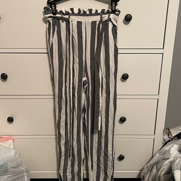 American eagle stripped lose fitted pants. - Picture 1 of 3